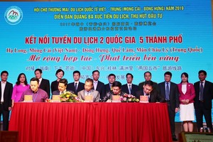 “兩國五城市”(下龍、芒街市以及中國東興、桂林及滿洲里市)旅遊線合作備忘錄簽署儀式。（圖源：廣寧報）