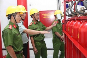 消防部門檢查各建築工程的消防設備。