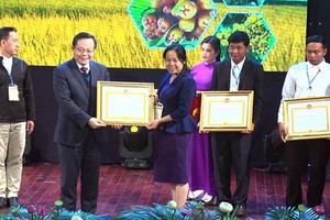 國會副主席馮國顯（左二）向對農業發展方面有卓越貢獻者頒發獎狀。（圖源：梅文寶）