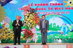 台商謝明輝(右)接受各單位的祝賀花籃。