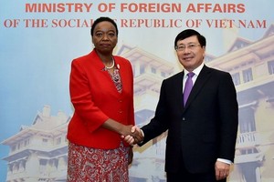 政府副總理、外交部長范平明（右）與肯尼亞共和國外交部長莫妮卡‧朱馬握手合照。（圖源：外交部）