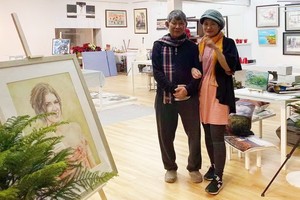 李克柔畫家（左）與李曉雲畫家在德華王子島開設的奇龍藝術館。