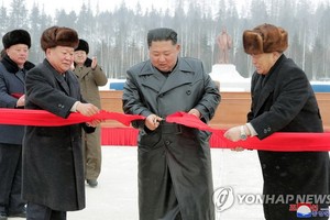 金正恩（前中）為「三池淵」翻修工程竣工儀式剪綵。（圖源：韓聯社/朝中社）