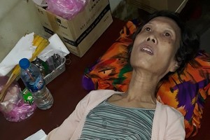 江美因腦卒中，現在已不能坐立。