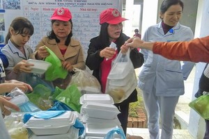 我國有逾 30 萬志願者。圖為志願者團隊在某醫院裡向貧窮病人親屬贈送食品。（圖源：互聯網）