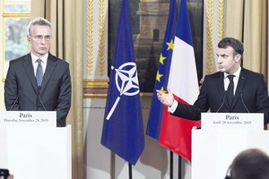 法總統（右）在巴黎與北約秘書長舉行會談。（圖源：AFP）