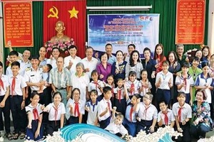 原國家副主席張美華（中）與學生們及各界人士合照。