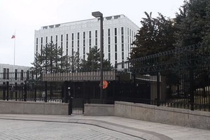 圖為俄羅斯駐美國華盛頓大使館。（圖源：視頻截圖）