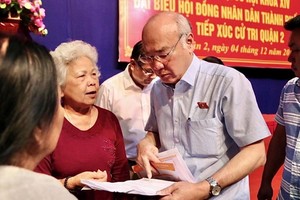 本市國會代表、市宣教處主任潘阮如奎（右二）與第二郡選民交換意見。（圖源：黃江）