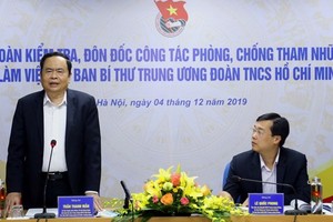 黨中央書記、越南祖國陣線中央委員會主席陳清敏（左）在會議上發表講話。（圖源：琦英）