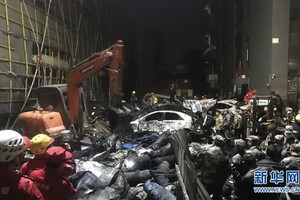 中國浙江省海寧市應急管理局救護隊員在現場進行搜救。（圖源：新華社）