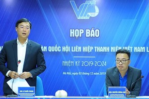 越南青聯會中央主席黎國鋒（左）向新聞界公佈越南青聯會全國代表大會舉行日期。（圖源：春松）