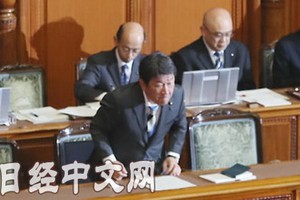 日美貿易協定獲得通過，日本外相茂木敏充行禮。（圖源：Nikkei）