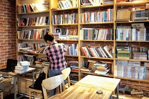 讀者在知文書店購書。