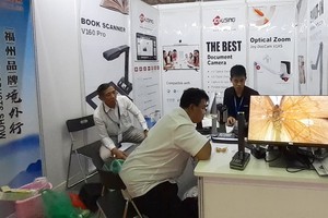 越南業者正參觀福州企業的產品。