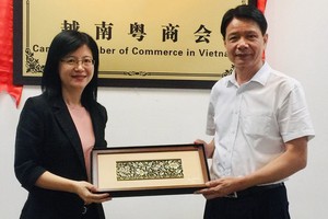 何綺君會長(左)向徐豐培先生贈送紀念品。