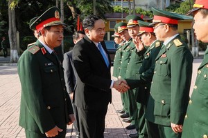 黨中央書記、越南祖國陣線中央委員會主席陳清敏（左二）同第四軍區武裝力量幹部親切握手，互致問候。（圖源：光榮）