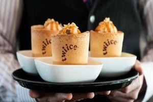 紐西蘭航空擬推「可食用咖啡杯」，減少垃圾量。（圖源：Twitter）