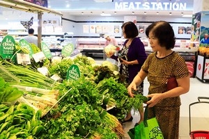 市民在超市選購蔬菜。