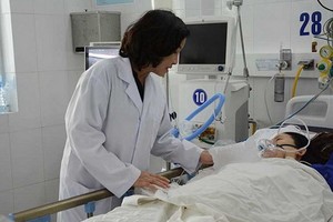 峴港市衛生廳廳長吳氏金燕鼓勵NTH女士安心治療。