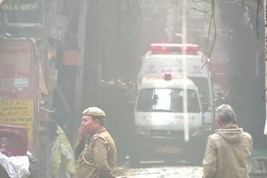 救援現場煙霧彌漫。（圖源：路透社）