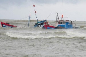 大浪擊沉漁船，兩人失蹤。（示意圖源：田升）