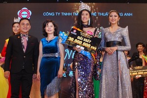 人民藝人徐梓衡（左一）和光芳盛公司董事長郭虹（左二）祝賀冠軍魏寶珍（右二）。