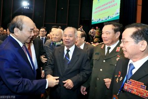 政府總理阮春福（左一）與各南方學生交談。（圖源：光孝）