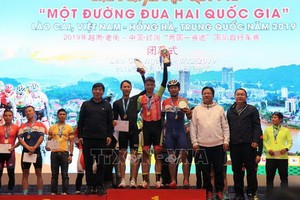 2019年越中國際自行車賽頒獎儀式。（圖源：越通社）