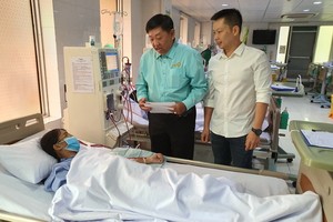 溫陵會館理事長張子諒、理事林曉東將善款交給病人。