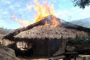 阿呂的茅草瓦木屋著火很快全被燒毀。（圖源：何玲）