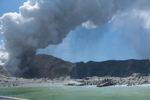 懷特島火山9日爆發，已造成至少5人死亡。（圖源：AFP）