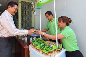 企業向各紅十字會代表介紹產品。