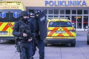 武警在案發醫院外警戒。（圖源：互聯網）