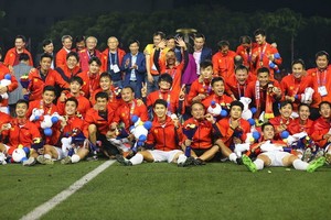 越南男足在奪得金牌後歡欣地合照。（圖源：互聯網）