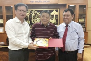 吳東文副廳長(左)贈送紀念品給杭慰瑤董事長(中)。