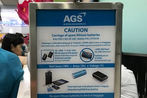 目前各航空機票代理處都設有“旅客攜帶備用鋰電池安全須知”的告示牌。（圖源：田升）