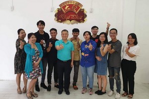 大發公司總經理許玉林(左五)發動比賽。