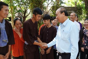 政府總理阮春福（前右）與農民進行對話。（圖源：光孝）