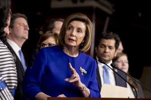 美國眾議院議長民主黨的佩洛西，連同眾議院多名委員會主席共同會見記者。（圖源：AP）