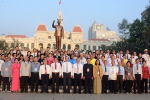 本市領導與優秀少數民族代表在胡志明主席塑像前合照留念。