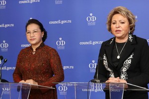 越南國會主席（左）與俄羅斯聯邦委員會主席向媒體發表會談結果。（圖源：越通社）