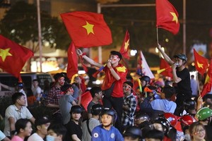 眾多球迷紛紛拿著國旗上街遊行歡慶U22男足隊的勝利。（圖源：黃林）