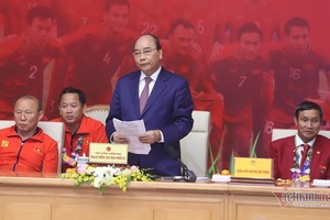 阮春福總理（中）祝賀與勉勵男女子足球隊。（圖源：VNN）