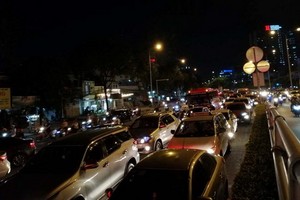 在奠邊府街（杭青四岔）上行駛的汽車。（圖源：陶莊）