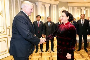 國會主席阮氏金銀（右）會見盧卡申科總統。（圖源：越通社）