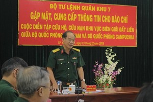 第七軍區政治部副主任黃廷鐘大校在新聞發佈會上發言。（圖源：TNO）