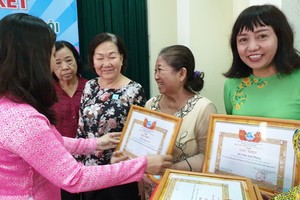 第五郡婦聯會代表向優秀華人婦女頒發獎狀。