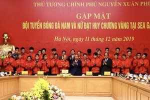 阮春福總理（中）與男子隊合照。（圖源：互聯網）