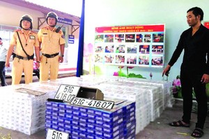 警方展示沒收私煙。（圖源：恒王）